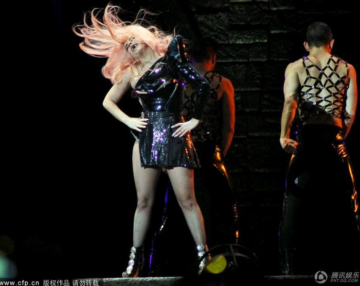Lady Gaga để tóc màu hồng khi xuất hiện ở Chile.