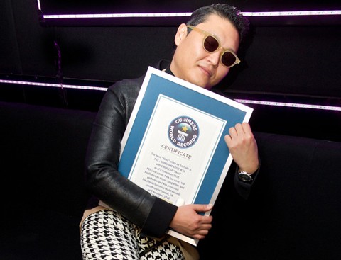 Psy và giấy chứng nhận của Trung tâm Kỷ lục Thế giới Guiness cho kỳ tích mà "Gangnam Style" làm được. Ảnh. BBC.