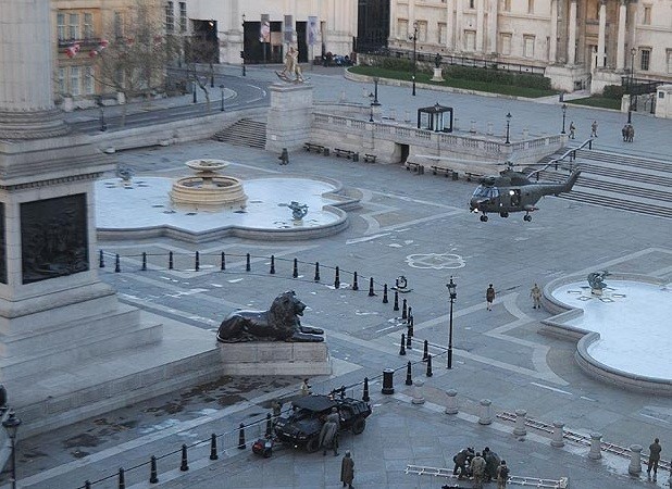 Những chiếc xe bọc thép, máy bay trực thăng và binh lính trên quảng trường Trafalgar, bên cạnh cây cột lịch sử Nelson.