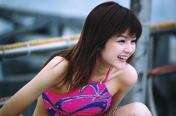 Tiển Sắc Lệ (Bonnie Xian/Bonnie Sin) sinh năm 1981 và là người Quảng Đông, Trung Quốc. Hiện tại, cô đang là nữ diễn viên được chú ý trong làng giải trí Hoa ngữ, đặc biệt là ở thị trường điện ảnh Hồng Kông, bởi Tiển Sắc Lệ đang phát triển sự nghiệp điện ảnh của cô ở xứ cảng thơm thay vì Đại Lục.