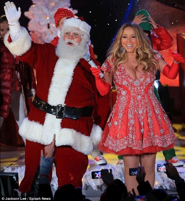 Dù phải đến hôm 28/11 thì cây thông Noel tại trung tâm Rockefeller mới được thắp sáng để chào đón một mùa Giáng Sinh mới, nhưng ngay từ tối 27/11, mọi con mắt đều đổ dồn đến nữ danh ca Mariah Carey.