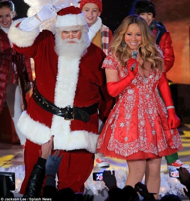 Trong trang phục công chúa tuyết, Mariah cất giọng ca ngọt ngào bên cạnh ông già Noel khiến cho không khí ở đây càng thêm náo nhiệt và đậm chất của năm mới.
