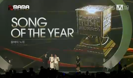 Psy (thứ 2 thứ phải qua) trên sân khấu lễ trao giải MAMA 2012 khi nhận giải thưởng Ca khúc của năm.