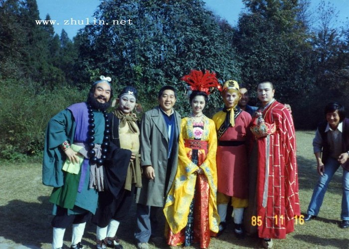 Các diễn viên chụp ảnh lưu niệm bên cạnh quốc vương Tây Lương nữ quốc Chu Lâm.