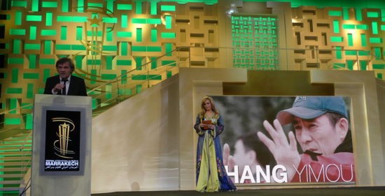 Hình ảnh Trương Nghệ Mưu trên sân khấu trao giải LHP Marrakech. Ảnh. Takungpao.