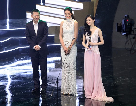 Cảnh Điềm Vinh dự nhận giải "Diễn viên triển vọng của năm" bên cạnh người mẫu Mã Diễm Lệ.