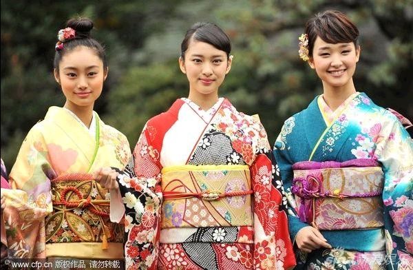 Tham gia vào bộ ảnh còn có Á quân cuộc thi người đẹp Nhật Bản Bishojo (giữa) và người đẹp sinh năm 1992 Ayame Goriki (phải).
