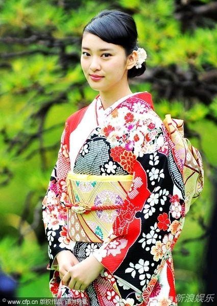 Gương mặt á quân cuộc thi người đẹp Boshoju Nhật Bản 2012, cô sinh năm 1996 và đăng quang khi 15 tuổi.
