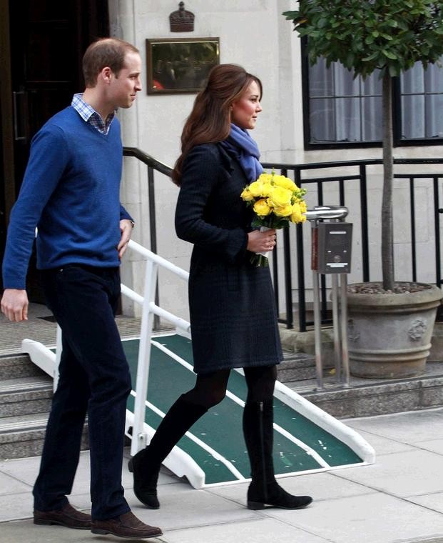 Truyền thông Anh nhộn nhịp đăng tải hình ảnh công nương Anh và hoàng tử xuất hiện trước công chúng sau khi có thông tin chính thức Catherine đã có thai.