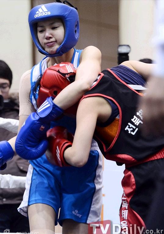 Trước đó, ngày 26/7, nữ diễn viên Lee Si Young cũng tham gia giải đấu boxing bán chuyên nghiệp toàn quốc lần thứ 33 tại Trung tâm Thể thao Youngju và hạ gục đối thủ Ji Yoo Jin với tỉ số 10 – 7 đồng thời giành chức vô địch trong cho hạng cân 48kg. Ji Yoo Jin từng là nhà vô địch ở giải thi đấu quyền anh toàn quốc năm 2011.