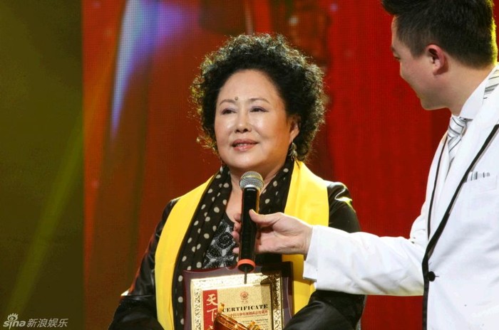 Nữ diễn viên gạo cội Tư Cầm Cao Oa nhận giải Ngôi sao truyền hình được yêu thích nhất do khán giả cả nước bình chọn.