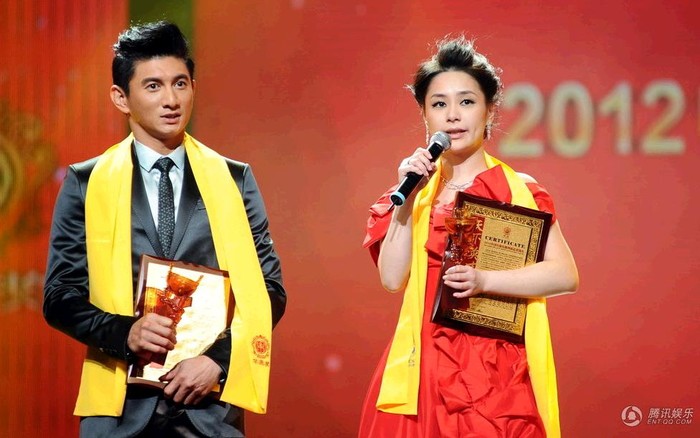 Ngô Kỳ Long và Chung Hân Đồng (A Kiều) nhận giải Cặp đôi nam nữ diễn viên xuất sắc nhất thể loại phim cổ trang.