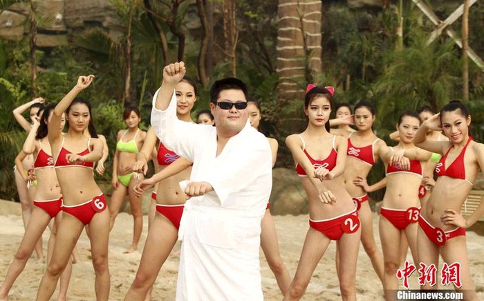 Một thành viên nam cũng bắt trước bộ dạng của Psy bên cạnh các thí sinh.