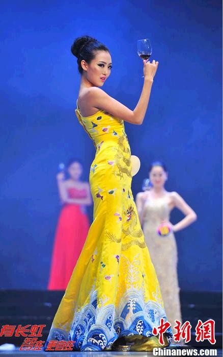 Một người đẹp diện trang phục áo long bào tương tự trang phục của Phạm Băng Băng từng mặc trước đó tại một LHP Quốc tế.