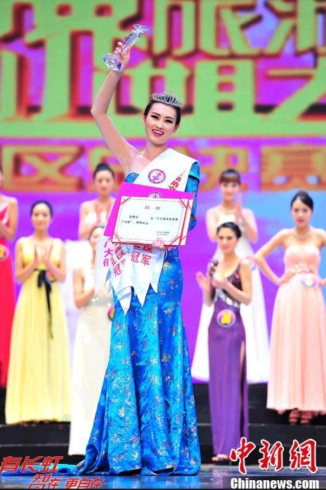 Hoa hậu Trần Hiểu Tuyết cùng giấy chứng nhận và biểu tượng của cuộc thi.