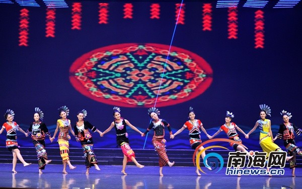Màn đồng diễn tập thể của các thí sinh hoa hậu trên nền nhạc dân gian của các dân tộc trên đất nước Trung Quốc.