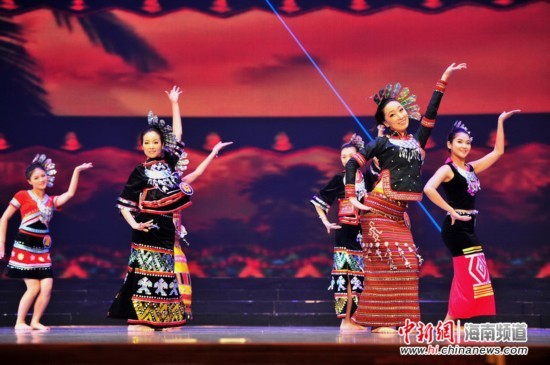 Màn đồng diễn đẹp mắt với những trang phục cách điệu hoa văn trên trang phục của các tộc người của Trung Quốc.