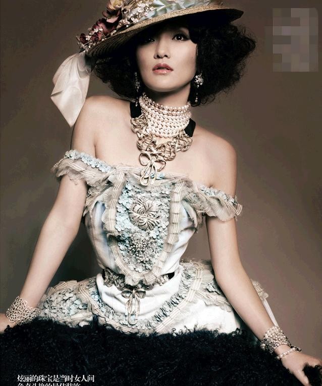 Bộ hình với phong cách tạo hình lạ mắt và rất hợp với khuôn mặt cũng như thân hình của Châu Tấn. Tạp chí Vogue phiên bản tiếng Trung đã mời “Ông hoàng thời trang” Karl Lagerfeld tới chụp bộ hình này cho người đẹp Họa Bì.