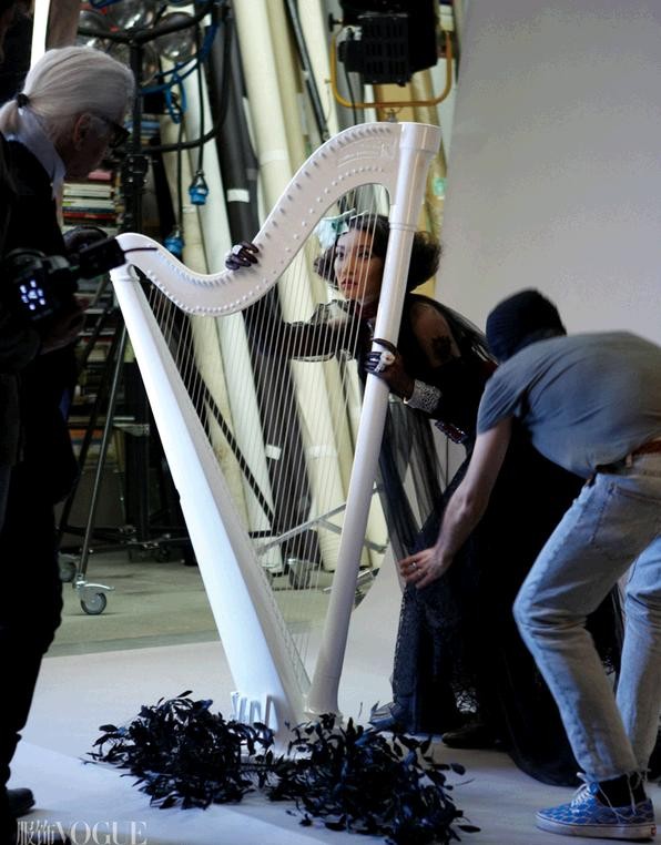 Sự nghiệp diễn xuất của Châu Tấn trong suốt năm 2012 cũng được truyền thông chú ý với những bộ phim bom tấn như “Họa Bì 2”, “Long môn phi giáp” và “Vân Đồ” – Cloud Atlas của Hollywood.