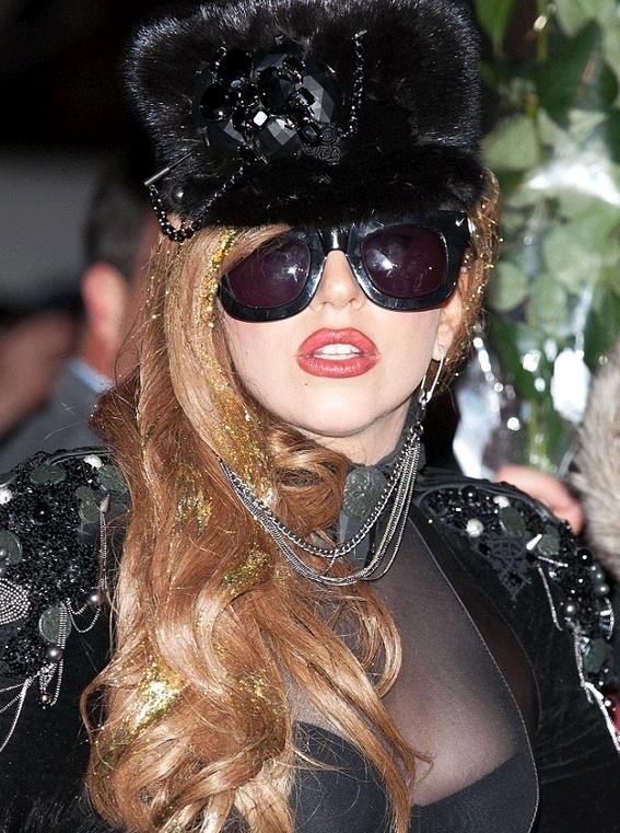 Hôm 11/12, nữ ca sĩ Lady Gaga đã có mặt tại sân bay Vnukovo ở thủ đô Moscow, Nga trong trang phục ấm áp với màu đen làm chủ đạo.