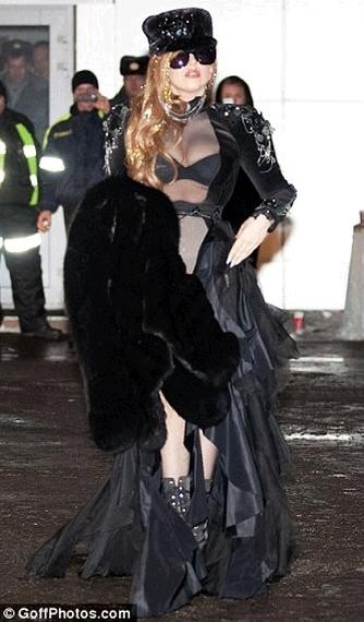 Lần tới Nga của Lady Gaga lần này nhằm chuẩn bị cho tour lưu diễn vòng quanh thế giới Born This Way Ball, địa điểm biểu diễn là cố đô St. Peterburg.