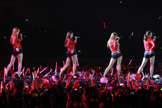Bốn cô gái SISTAR với vũ điệu sexy biểu diễn ca khúc Loving You ở Mỹ Đình, Việt Nam tối 29/11.