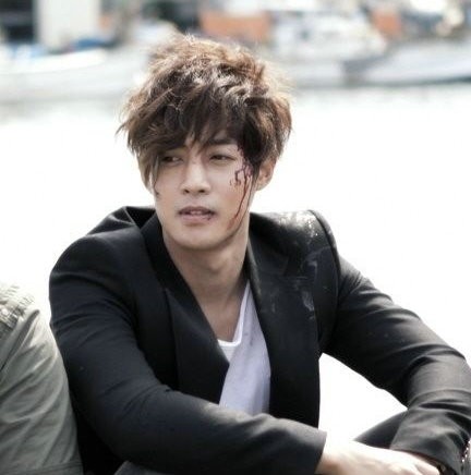 Nam ca sĩ kiêm diễn viên Kim Huyn-Joong, sức hút của nam diễn viên vốn được gọi là một anh chàng ngoan hiền từng được ghi danh với giải thưởng Nam diễn viên được yêu thích nhất tại một LHP trong nước.