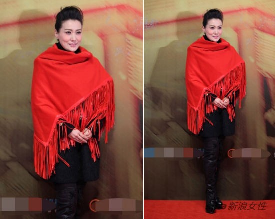 Nữ ca sĩ Đàm Tinh kết hợp trang phục giữa chiếc khăn quàng đỏ khổ lớn chùm thân và trang phục đen khiến cô thực sự sang trọng và tao nhã.