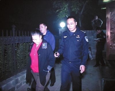 Tôn Mỗ bị cảnh sát dẫn giải ra khỏi nhà riêng.