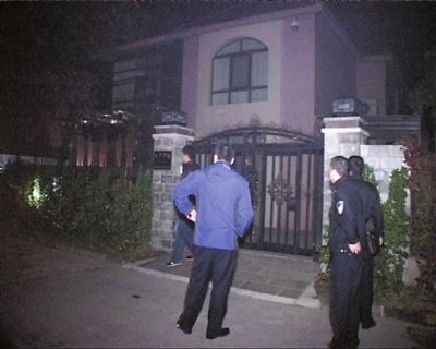 Cảnh sát vây bắt bên ngoài biệt thự của Tôn Mỗ.