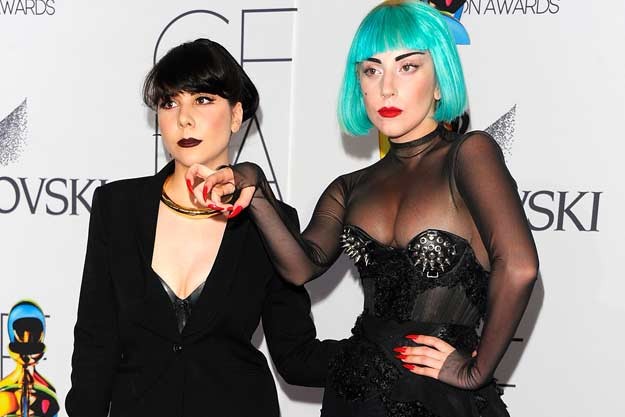 Lady Gaga và em gái Natali cùng xuất hiện tại một sự kiện năm 2011.