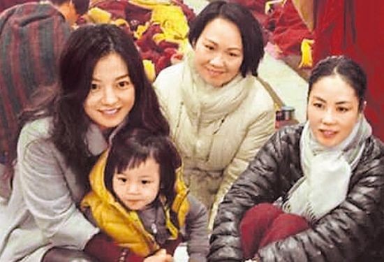 Vương Phi (phải) chụp ảnh lưu niệm với hai mẹ con nữ diễn viên Triệu Vy cùng bạn bè.