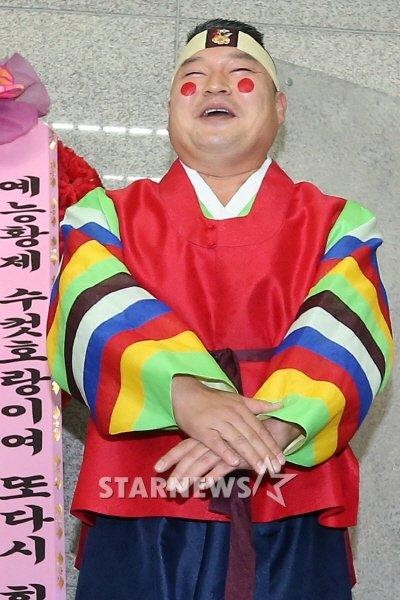 Vị trí số 9: Sự trở lại của một ngôi sao - MC nổi tiếng Kwang Ho-dong nổi danh với chương trình X-Man trên đài SBS của Hàn Quốc từng dính líu đến việc trốn thuế và phải rời bỏ làng giải trí. Hiện tại MC này đang tiếp tục đảm nhiệm vị trí host của game show nổi tiếng Knee Drop Guru và lại nổi tiếng hơn bao giờ hết. Theo một nguồn tin cho hay thì năm 2013, Hwang Ho-dong sẽ làm MC cho một liveshow của nhóm TVXQ.