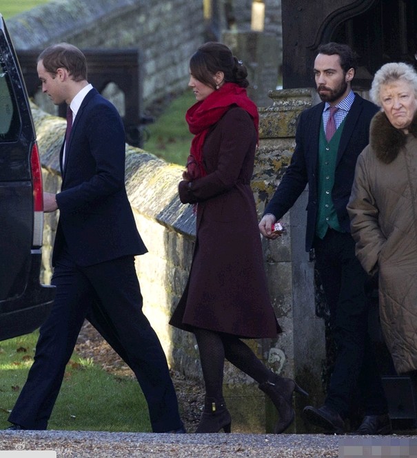 Kate Middleton vẫn thanh lịch và thể hiện phong cách ăn mặc thời trang của mình với chiếc áo khoác dạ tối màu dài, cổ quàng chiếc khăn choàng màu đỏ nổi bật, biểu tượng của lễ Giáng sinh.