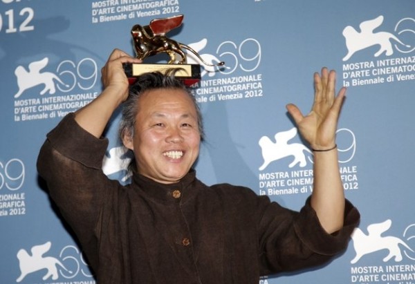 Vị trí số 5: Thắng lớn điện ảnh thế giới - Bộ phim Pieta của đạo diễn Kim Ki-Duk đã vinh dự nhận giải thưởng Sư Tử Vàng tại LHP Venice hồi tháng 9/2012. Cũng nhờ giải thưởng này, Bộ Văn hóa Hàn Quốc đã trao tặng Huân chương Văn hóa nằm ghi nhận đóng góp của vị đạo diễn “khùng” đối với điện ảnh xứ Hàn.
