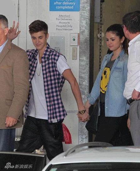 Cặp đôi tuổi teen Justin Bieber và Selena Gomez cũng gặp nhiều sóng gió sau khi Bieber tham dự show diễn của hãng đồ lót Victoria’s Secret.