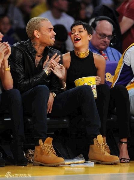 Rihanna và Chris Brown đã tái hợp sau trận đòn nên thân và mặt mày sưng húp, tím tái mà Brown dành cho Rihanna. Cặp đôi này thường xuyên xuất hiện cùng nhau, đặc biệt là trong lần cả hai cùng đi xem bóng rổ ở Los Angeles hôm 25/12.