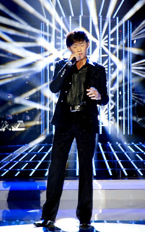 Theo trailer quảng bá, danh hài Hoài Linh sẽ hóa thành ca sĩ Tuấn Ngọc với ca khúc Riêng một góc trời.