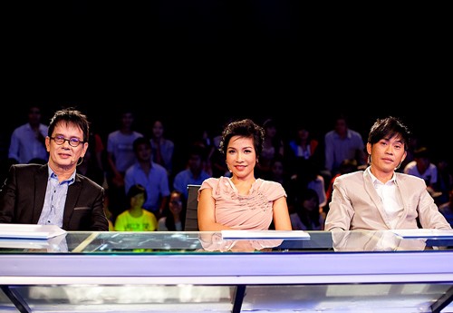 Bộ ba ban giám khảo gồm nhạc sĩ Đức Huy (trái), ca sĩ Mỹ Linh (giữa) và danh hài Hoài Linh.
