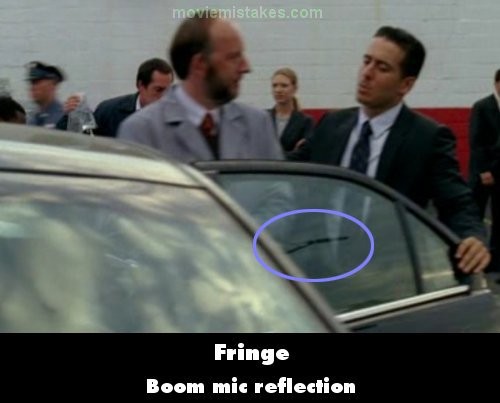 Trong phim Fringe, khi nhân vật Joseph Meegar được chuyển ra khỏi tòa nhà và đưa vào trong xe cứu thương, người xem có thể nhìn thấy hình ảnh phản chiếu của chiếc micro từ trên cao in trên kính của chiếc xe.