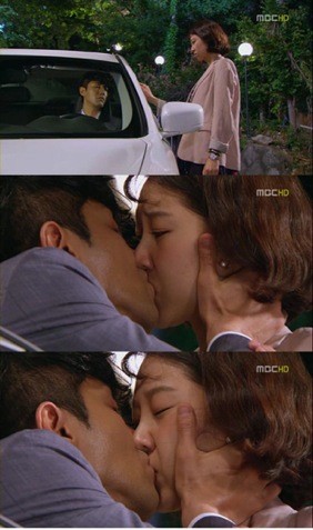 Cha Seung Won và Gong Hyo Jin với “Nụ hôn phục hồi” trong phim Best Love. Nhân vật nam đau khổ và tan vỡ của Cha Seung Won muốn một nụ hôn của Gong Hyo Jin để anh có thêm sức mạnh. Nước mắt đầm đìa, Cha Seung Won thò đầu ra khỏi cửa xe và ôm ghì mặt Hyo Jin để hôn như ngấu nghiến.