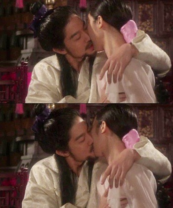 “Nụ hôn nước lã” có lẽ sẽ đúng với cảnh hôn của cặp đôi Jang Tae Hoon và Park Ha Min trong bộ phim truyền hình cáp Yacha. Một nụ hôn nhạt nhèo và giả tạo hết mức khiến người xem không cảm nhận được tình yêu mà hai nhân vật dành cho nhau.