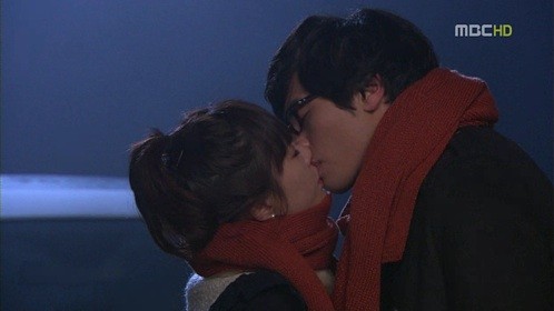 Choi Daniel và Hwang Jung Eum với “Nụ hôn khăn quàng” trong phim High Kick Through the Roof. Để tránh khỏi cái lạnh, cặp đôi đã quấn chung chiếc khăn quàng cổ của Hwang Jung Eum, và bất ngờ Choi Daniel nhìn chằm chằm vào mắt Hwang và đặt lên môi một nụ hôn.