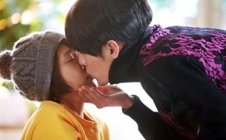 Hyun Bin và Ha Ji Won với “Nụ hôn bọt cappuccino” trong phim Secret Garden. Sau khi dùng tách cà phê cappuccino, quanh miệng của Ha Ji Won còn để lại lớp bọt cà phê, Hyun Bin đã yêu cầu được lau… bằng một nụ hôn.