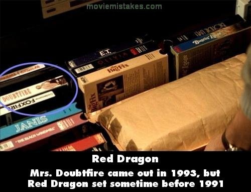 Phim Red Dragon có cảnh Will mở chiếc ngăn kéo đựng phim trong ngôi nhà ở Leeds. Trong số phim trong ngăn kéo có đĩa Mrs. Doubtfire ở bên cột trái. Nên nhớ là bối cảnh Red Dragon diễn ra những năm 1980 trong khi bộ phim Mrs, Doubtfire chỉ ra đời năm 1993.