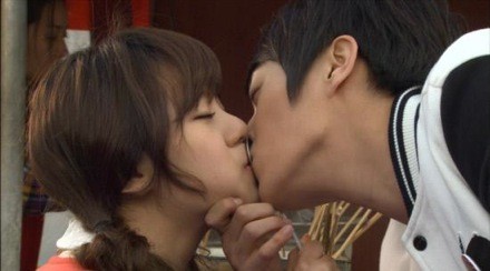 Yoon Doo Joon và Lizzy với “Nụ hôn thìa muỗng” trong phim All My Love. Trong phim, Lizzy đã dùng chiếc thìa khi hôn Yoon Doo Joon để tránh sự ghen tị của các fan nữ của anh chàng này. Từ đó fan hâm mộ đã đặt cho nụ hôn này là “Nụ hôn thìa muỗng”.