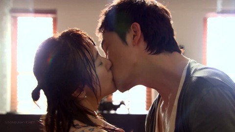Kang Ji Hwan và Yoon Eun Hye với “Nụ hôn Cola” trong phim Lie to Me. Cảnh hôn được thực hiện khi cả hai cùng ướt đẫm trong nước cola.