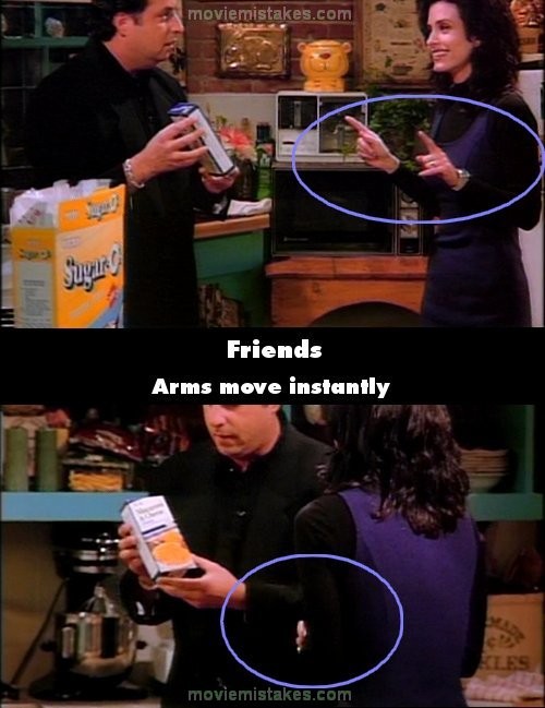 Phim Friends khi cảnh người đàn ông áo đen nói sẽ làm món mì ống và pho mát trong khi Monica (phải) hai tay buông tự do. Ở cảnh tiếp theo thì hai tay của cô lại khoanh trước ngực.