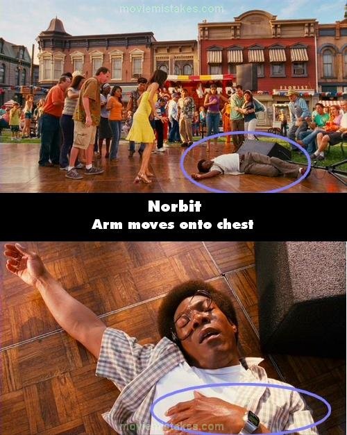 Trong phim Nortbit, khi anh chàng này bị tấn công vào đầu và nằm ngã sõng soài thì bàn tay trái của Norbit đang đặt ở tư thế bên cạnh sườn lại chuyển lên đặt trên ngực ở một cảnh tiếp sau.
