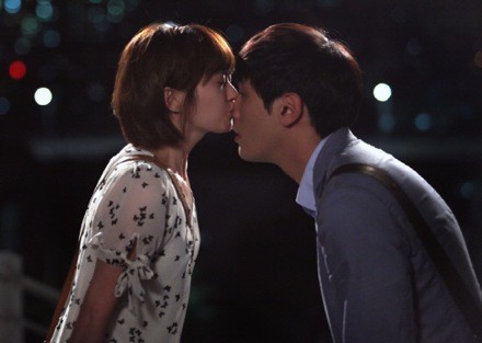 “Nụ hôn mũi” của Choi Daniel và Jang Nara trong phim Baby Faced Beauty. Jang Nara đã yêu cầu Choi Daniel phải hạ thấp người xuống và rồi…đặt một nụ hôn lên mũi của Choi thay vì một nụ hôn môi.